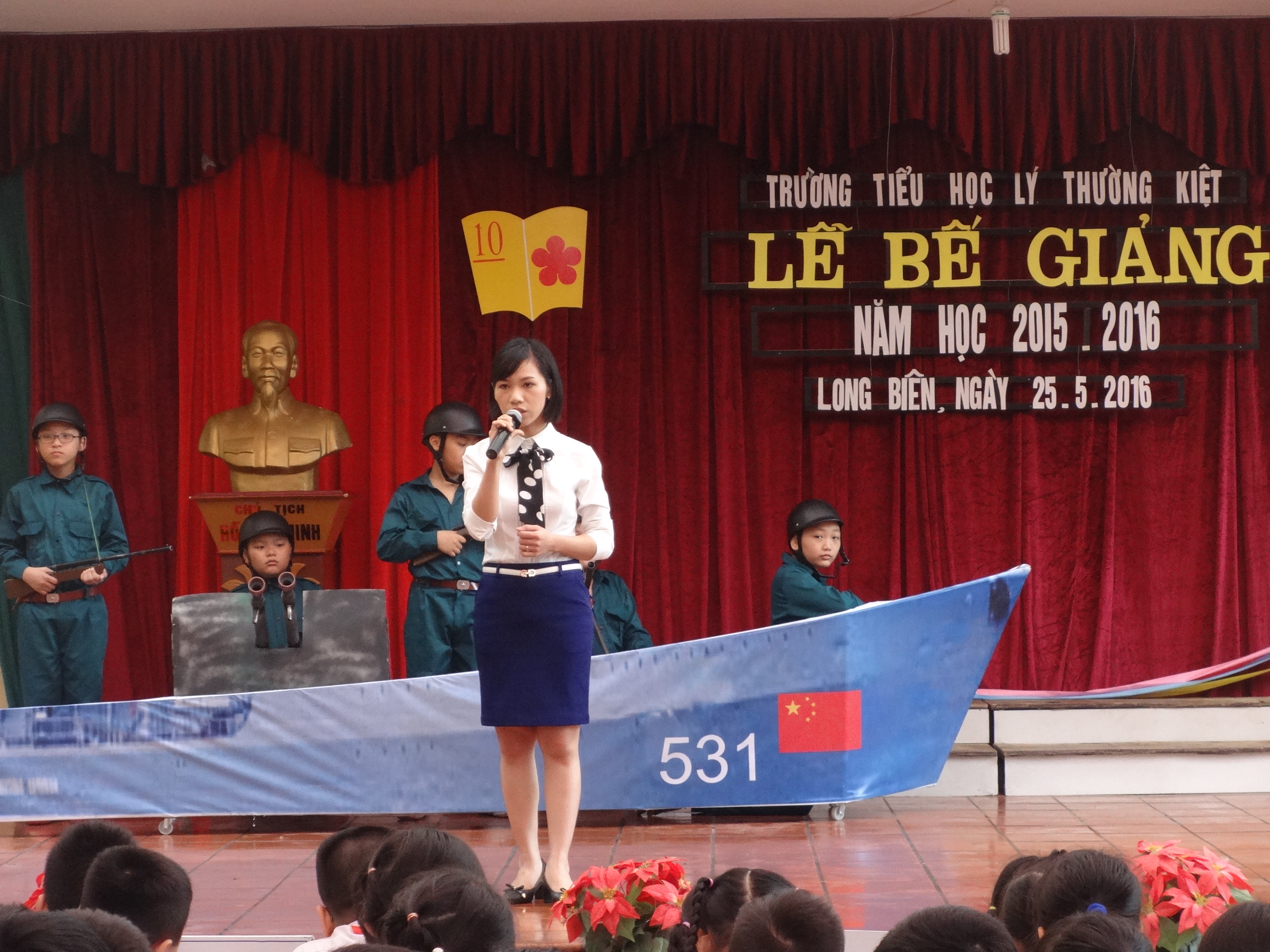 Cô Hà Minh Nguyệt thể hiện phần kể chuyện lịch sử